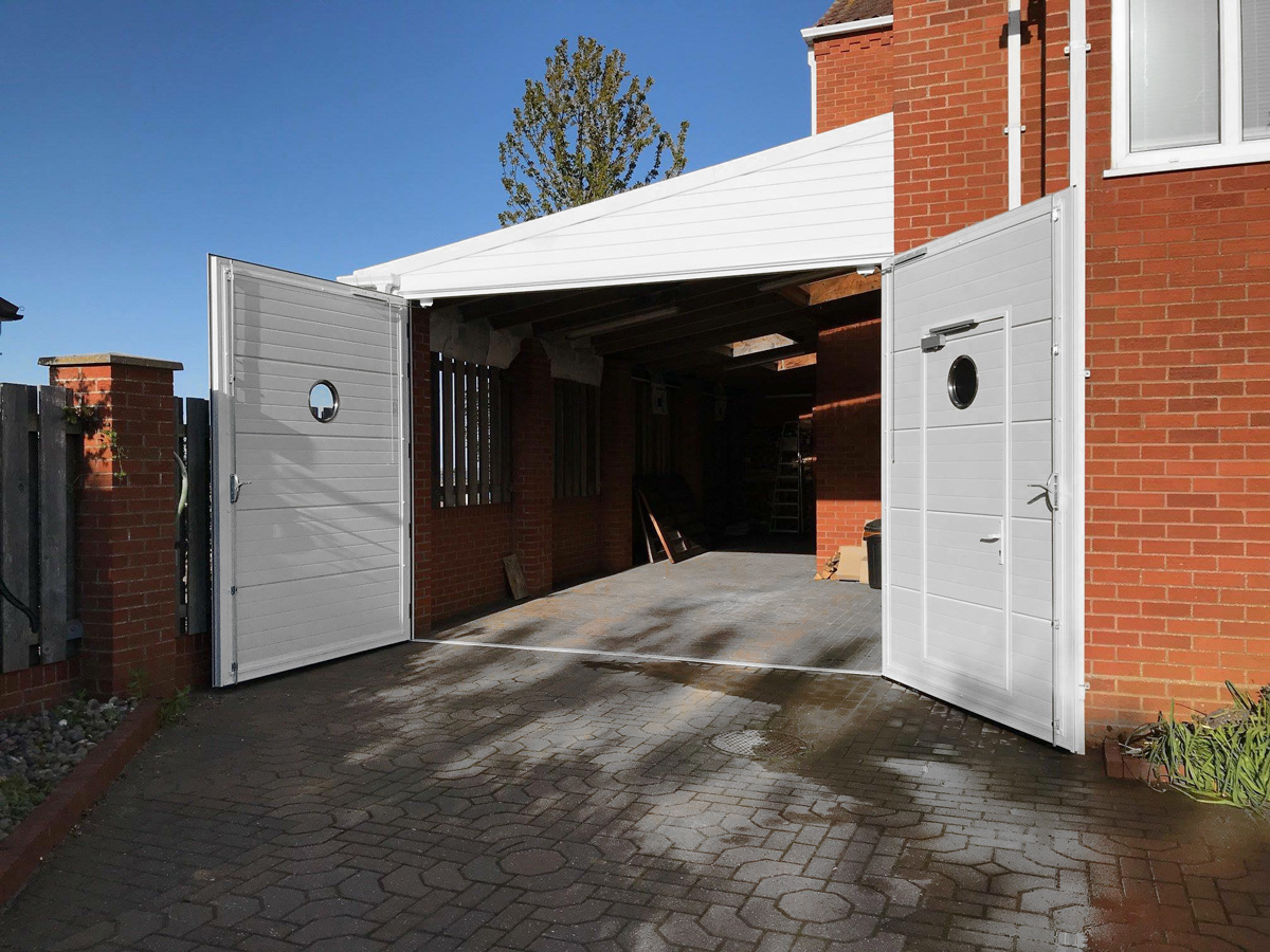 Porte de garage. battante avec portillon Pogar Sa