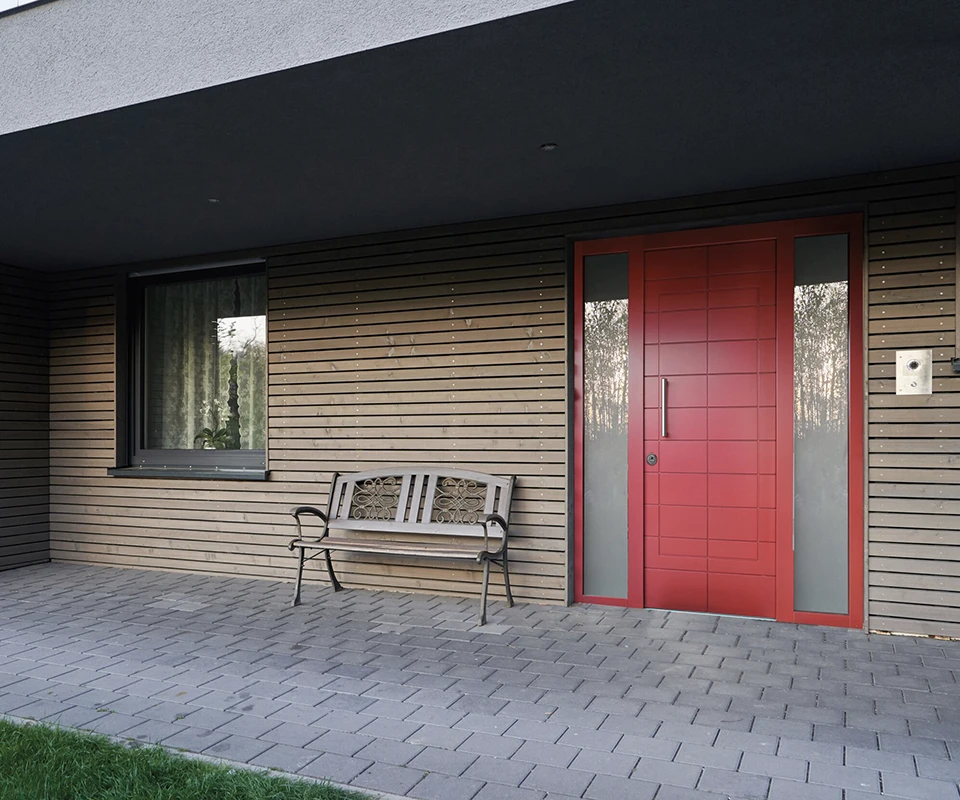 Sécurité et design d'une porte d'entrée blindée pour maison.
