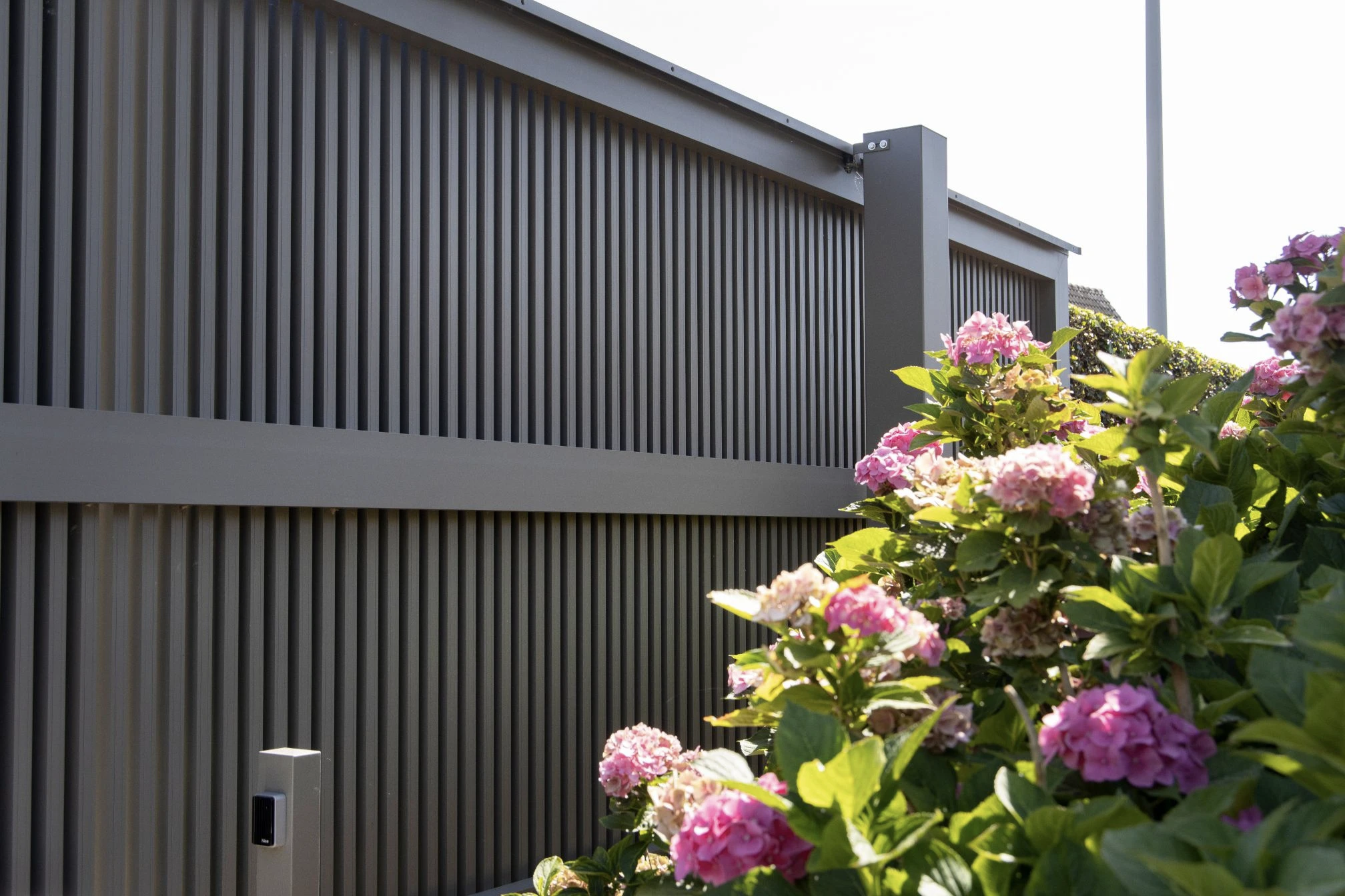 Inspiration-portail-Pouleyn-aluminium-bois-alu-0100 Portail aluminium Pouleyn