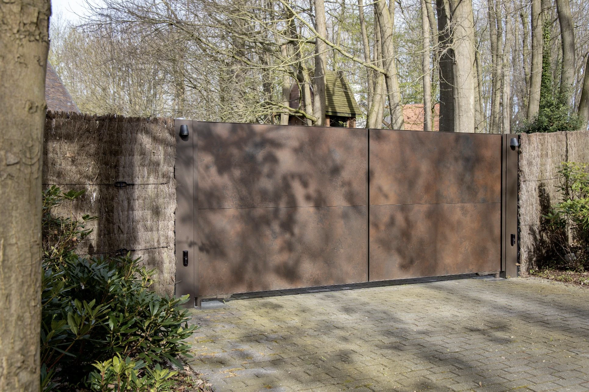 Inspiration-portail-Pouleyn-aluminium-bois-alu-0106 Portail aluminium Pouleyn