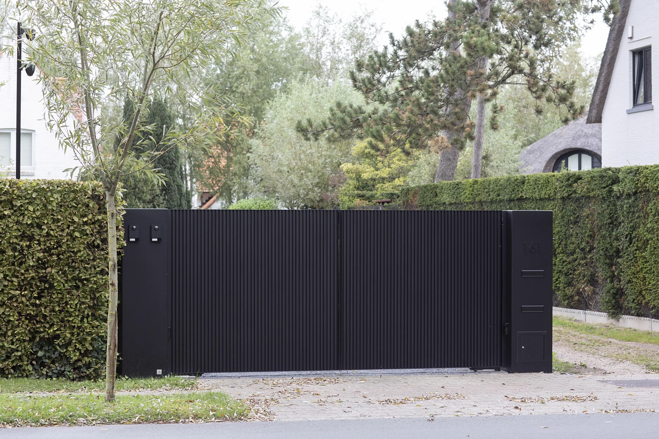 Inspiration-portail-Pouleyn-aluminium-bois-alu-0122 Portail aluminium Pouleyn