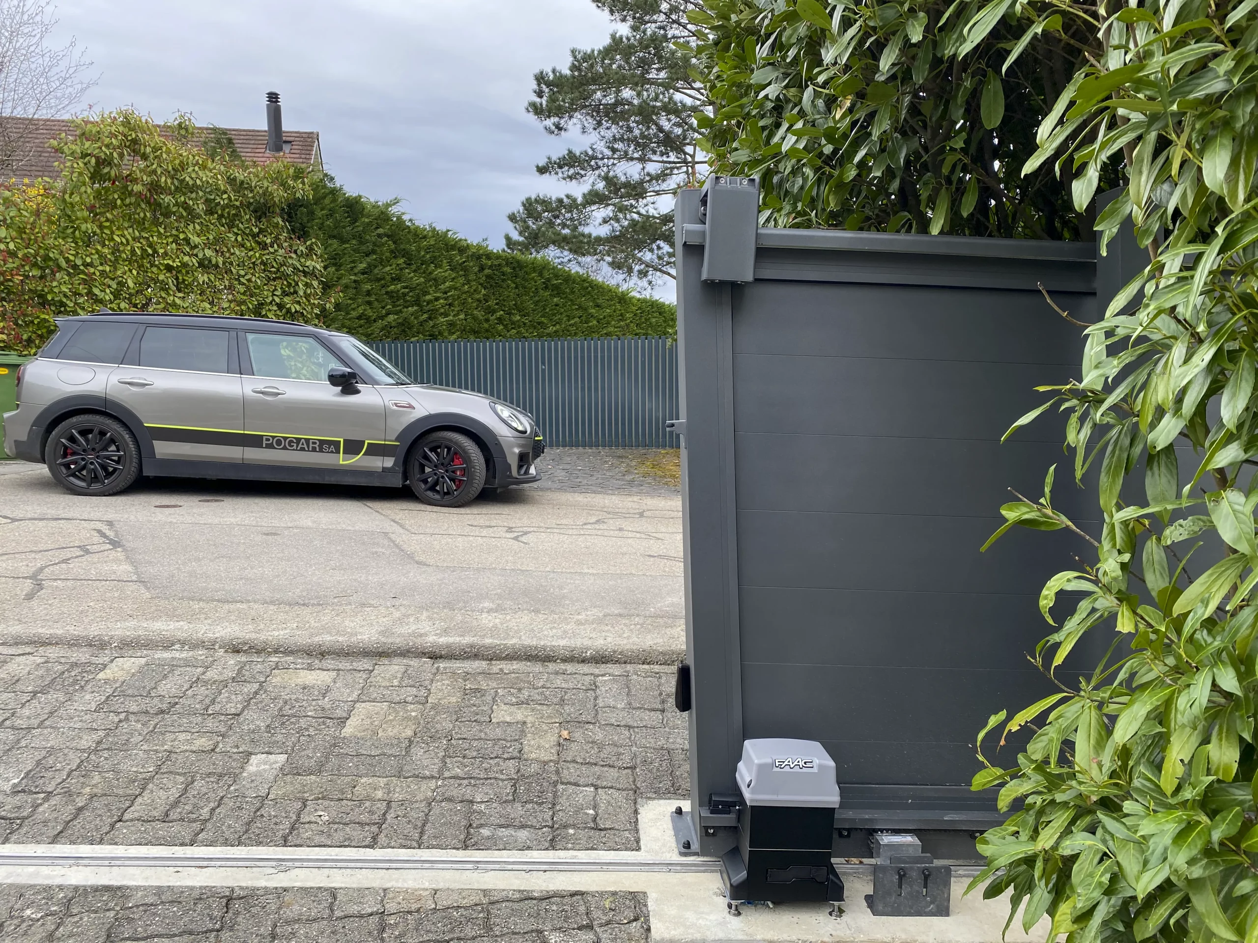 Quelle motorisation choisir pour son portail : à bras, à vérin ou enterrée ?