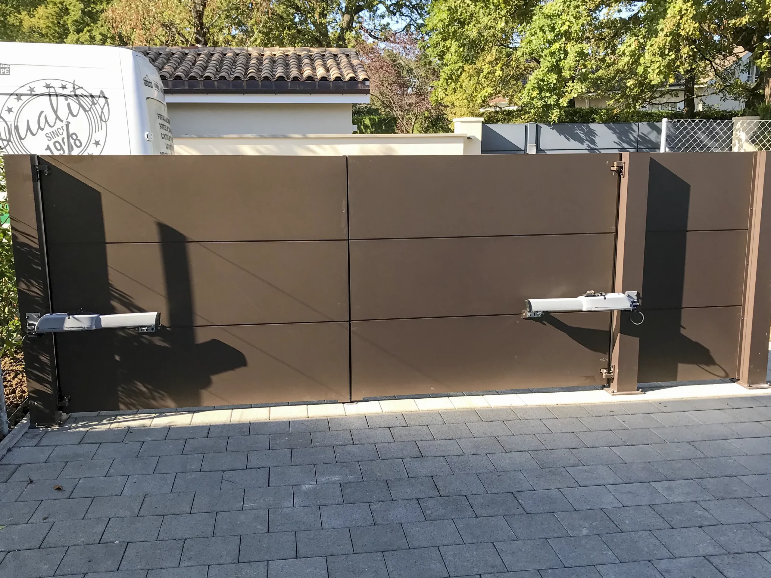 Quelle motorisation choisir pour son portail-04 Quelle motorisation choisir pour son portail : à bras, à vérin ou enterrée ?